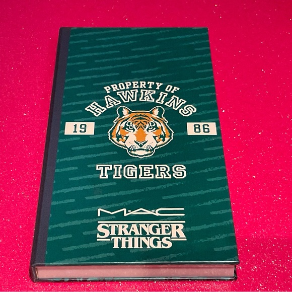 M·A·C X STRANGER THINGS Hawkins Class of 1986 Eye Palette - Picture 5 of 15